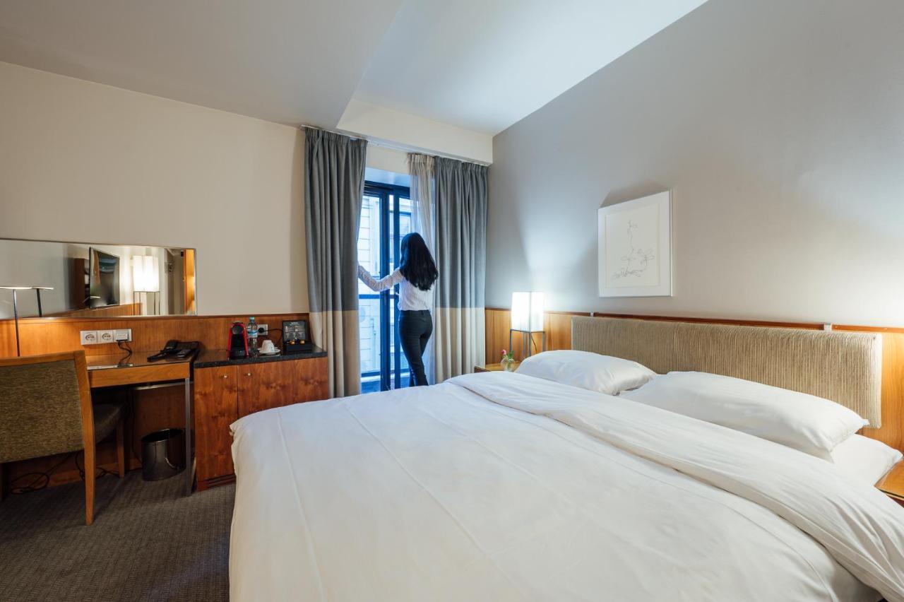 Peakture Hotel Bukares Bagian luar foto