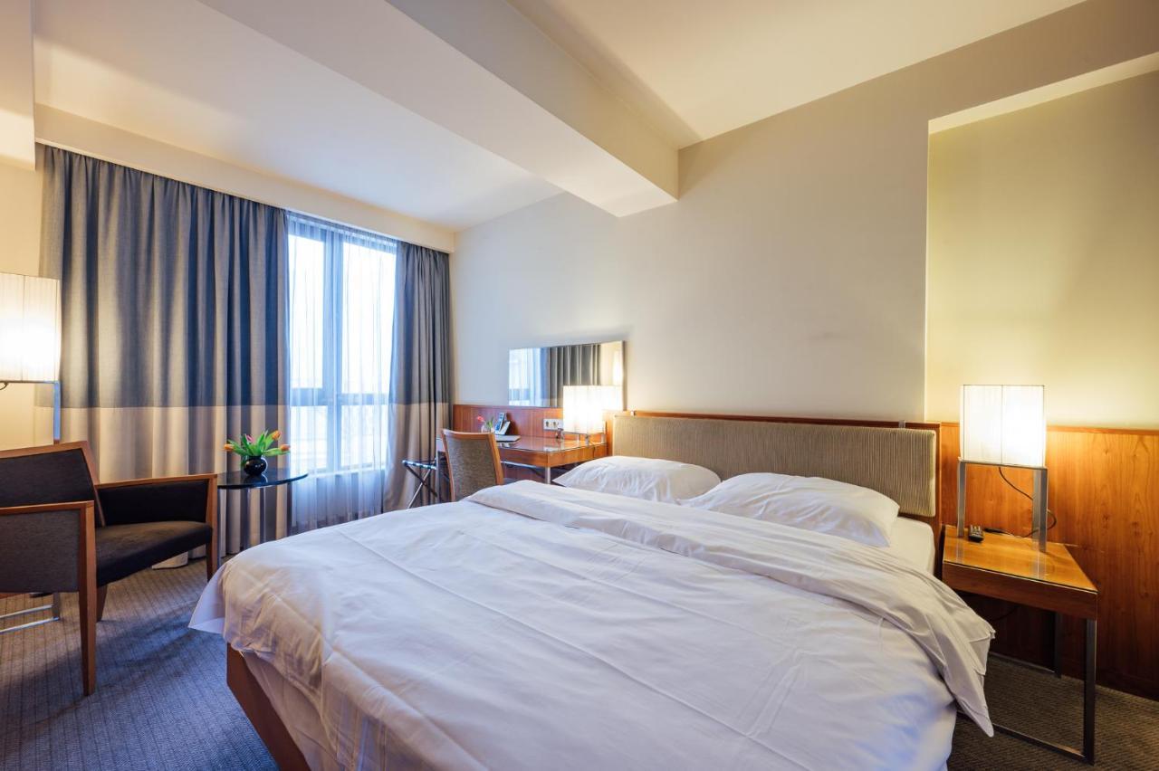 Peakture Hotel Bukares Bagian luar foto