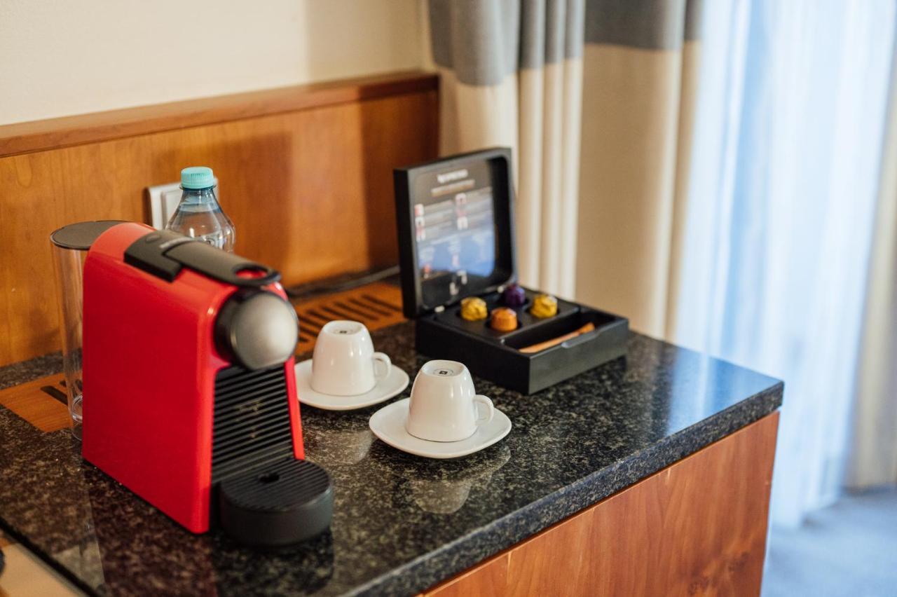 Peakture Hotel Bukares Bagian luar foto