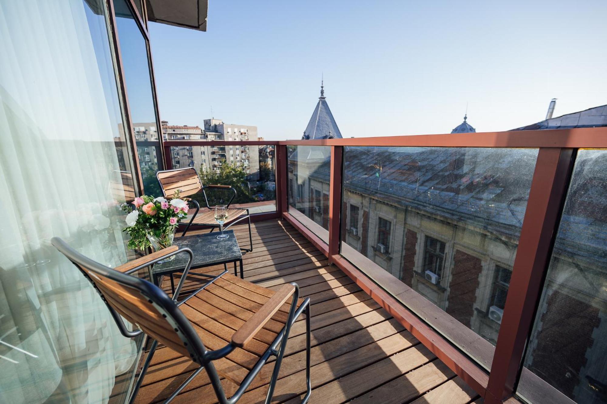 Peakture Hotel Bukares Bagian luar foto