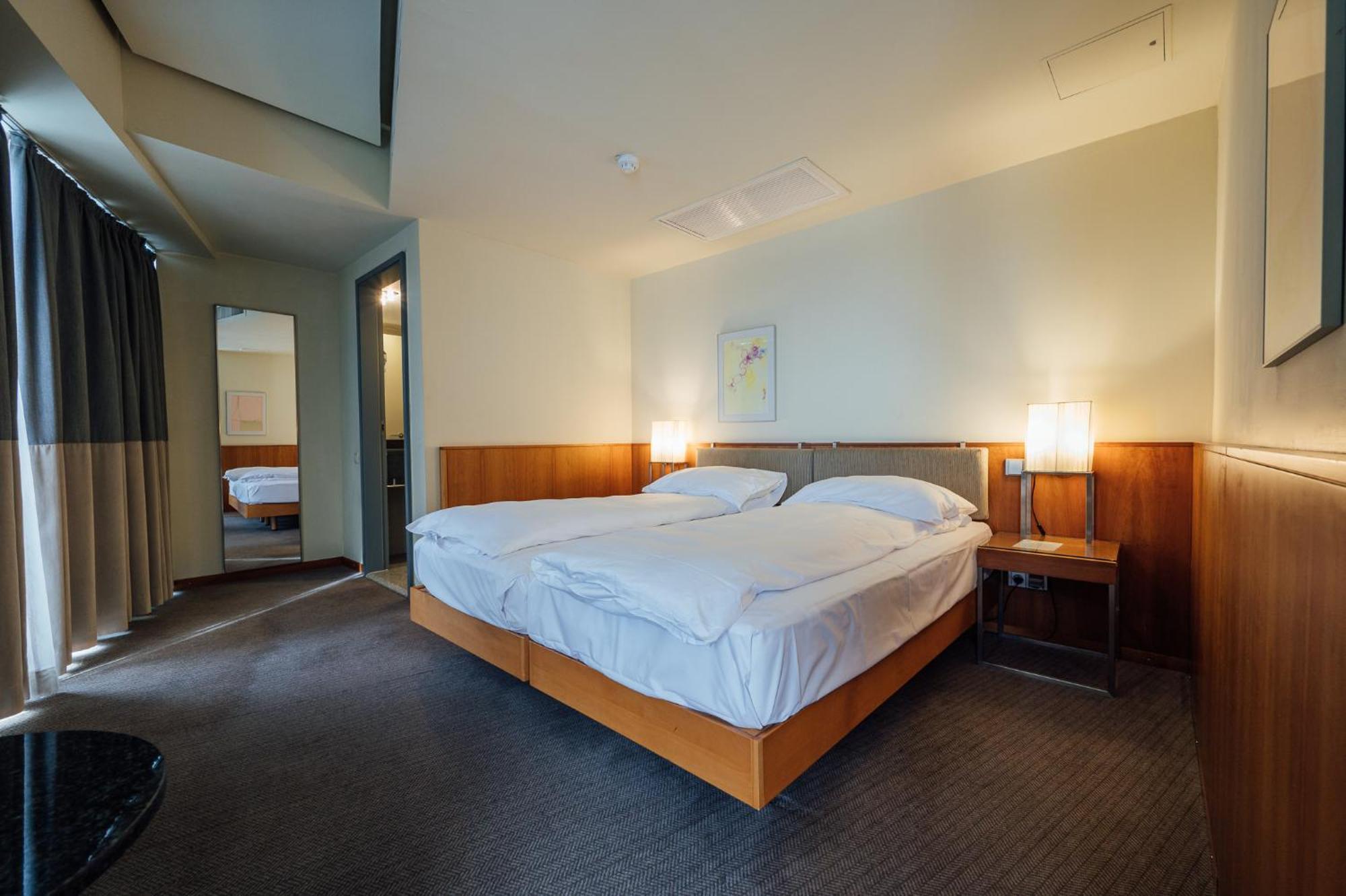 Peakture Hotel Bukares Bagian luar foto