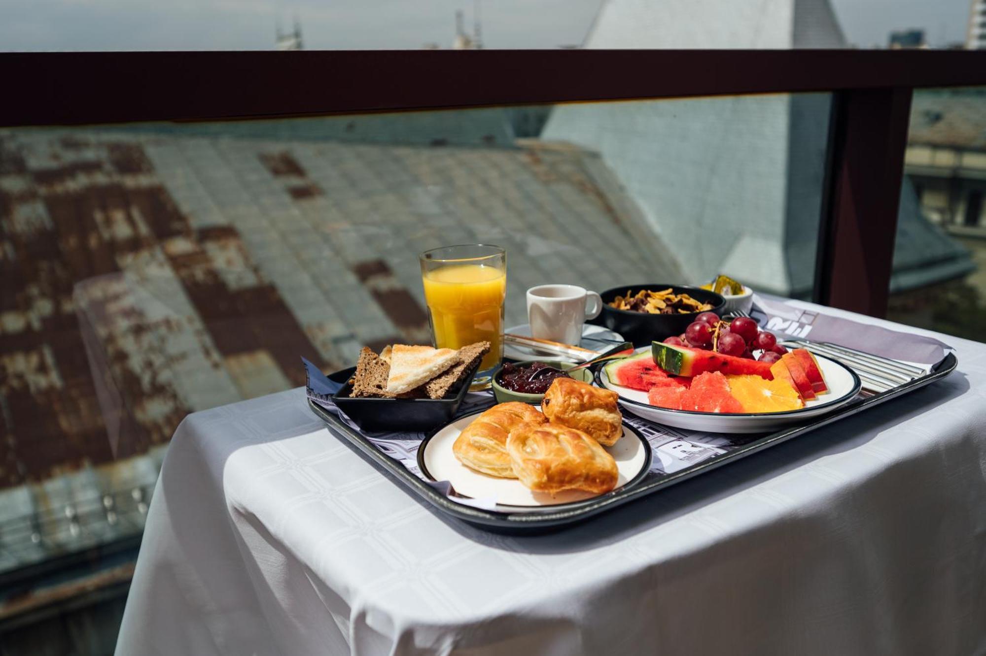 Peakture Hotel Bukares Bagian luar foto