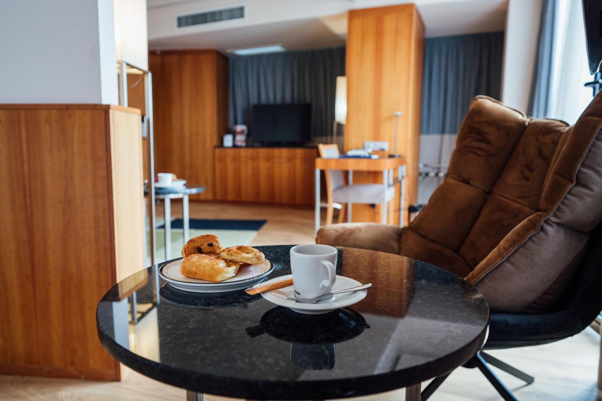 Peakture Hotel Bukares Bagian luar foto