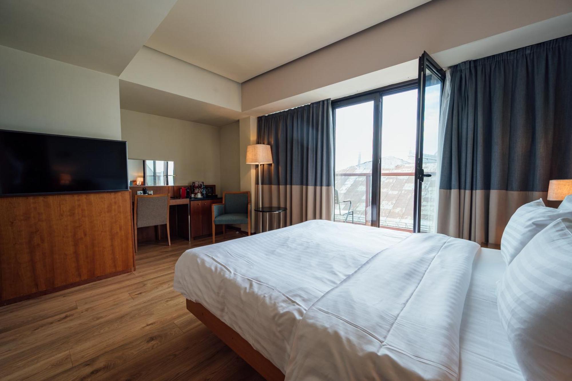 Peakture Hotel Bukares Bagian luar foto