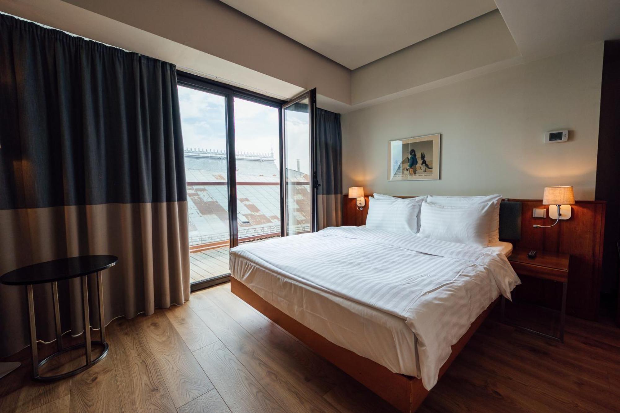 Peakture Hotel Bukares Bagian luar foto