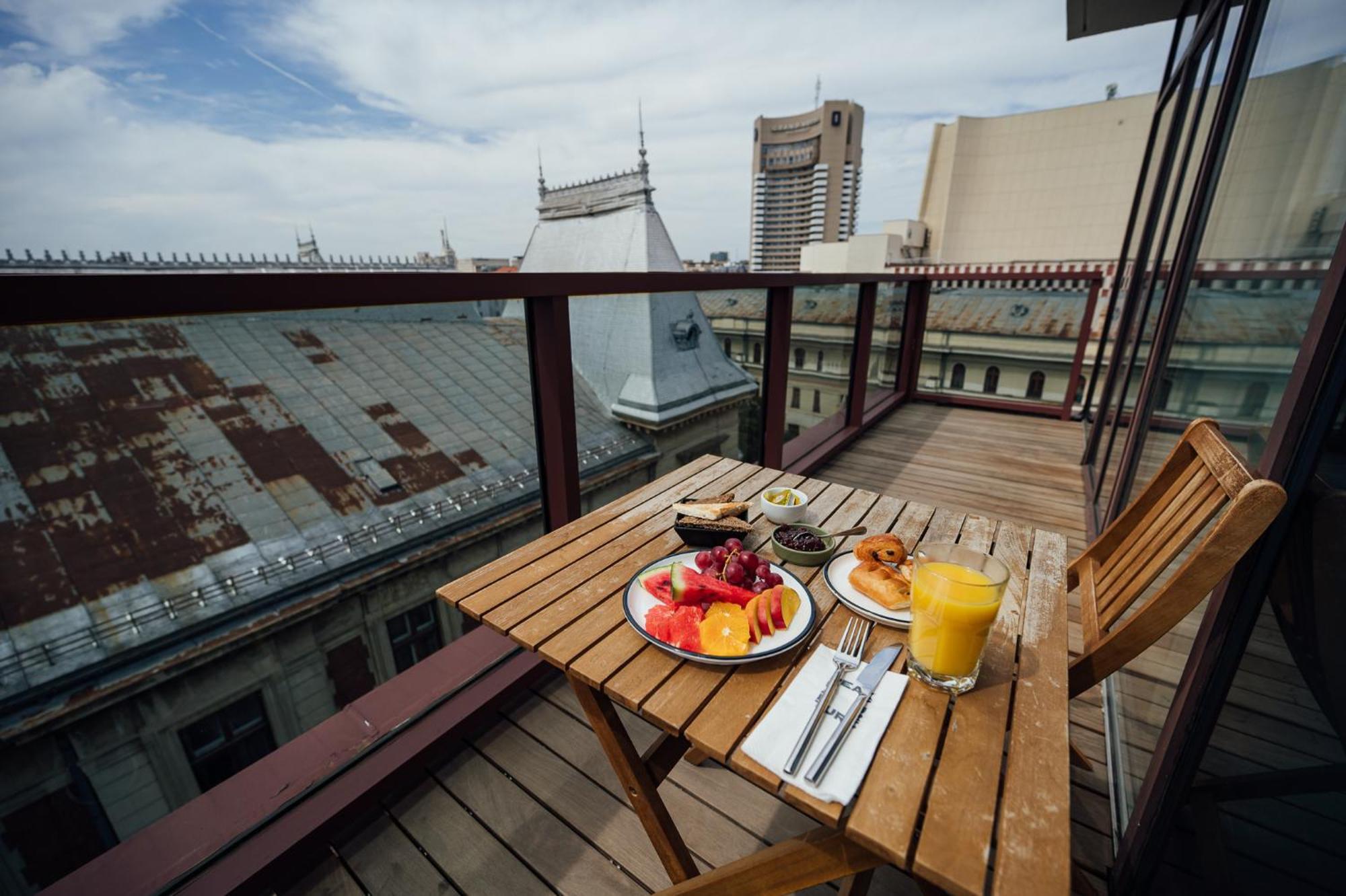 Peakture Hotel Bukares Bagian luar foto